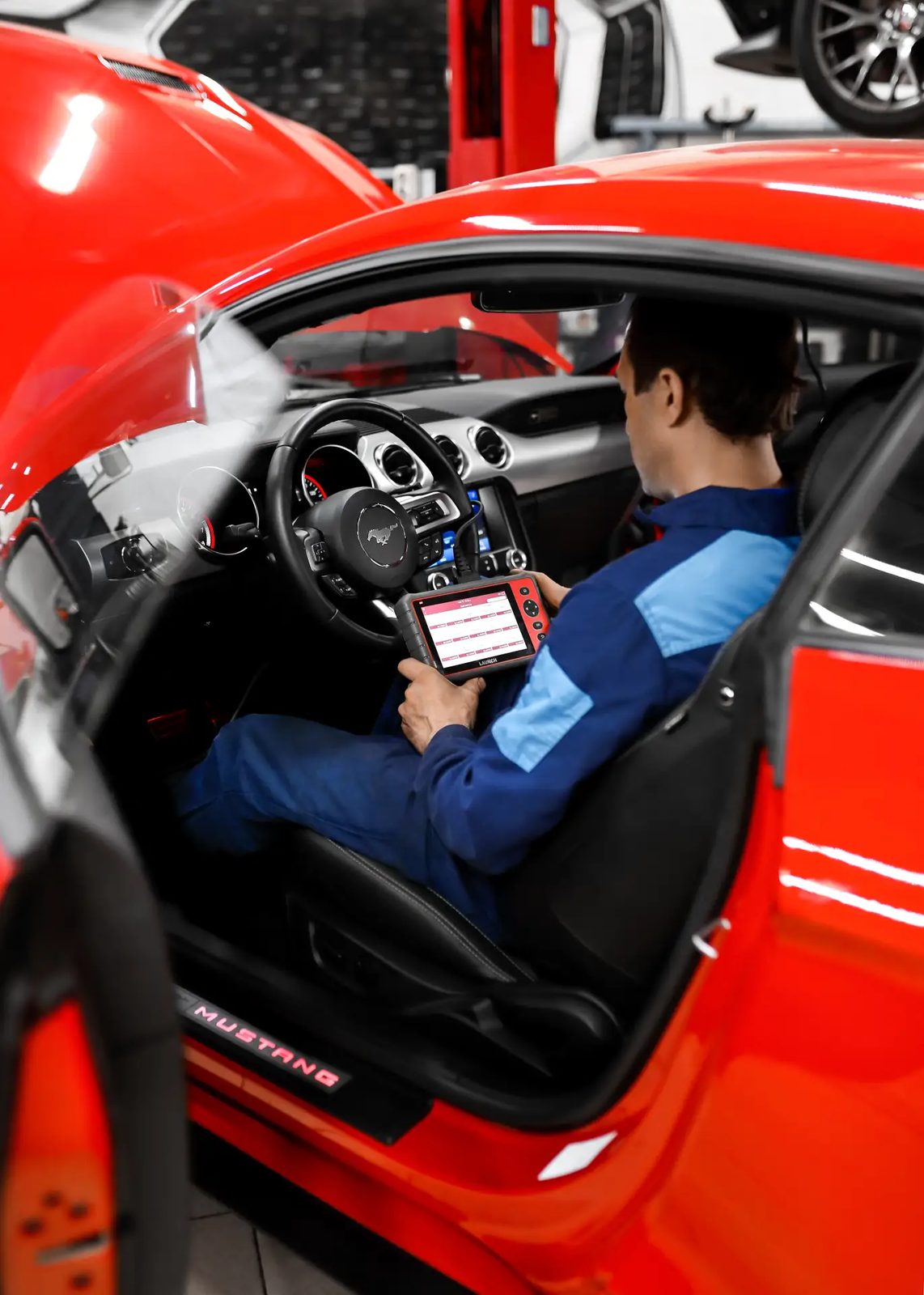 Мастер проверяет автомобиль после установки АКПП в сервисе GearLab