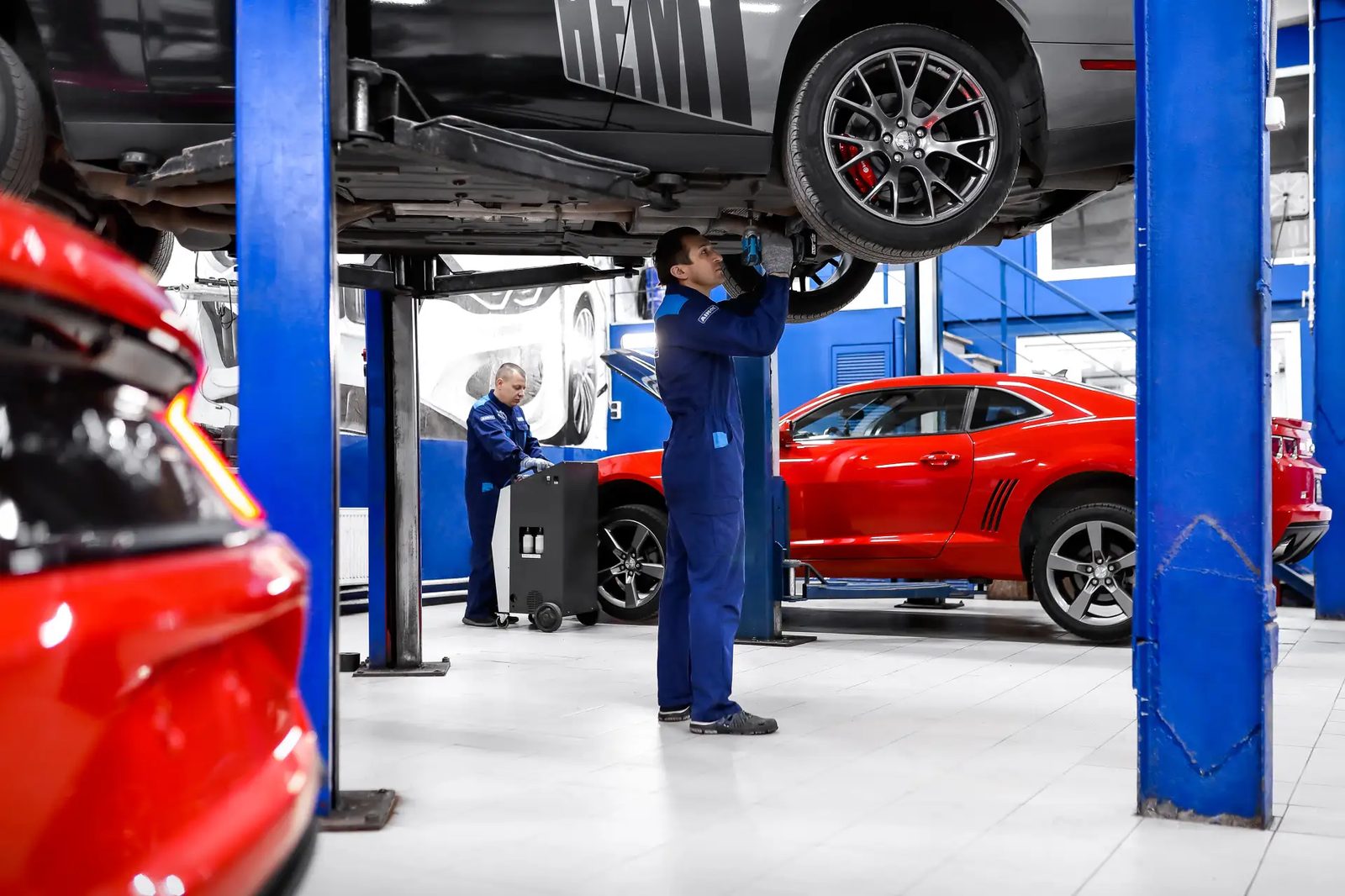 Автомобиль на подъёмнике при снятии АКПП в сервисе GearLab