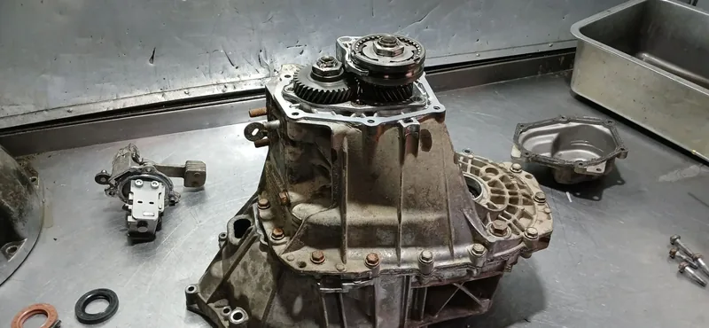 МКПП Lada Largus в начале разборки